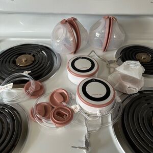 Momcozy Pro V1 - Pink and White. 2 motors and accessories.